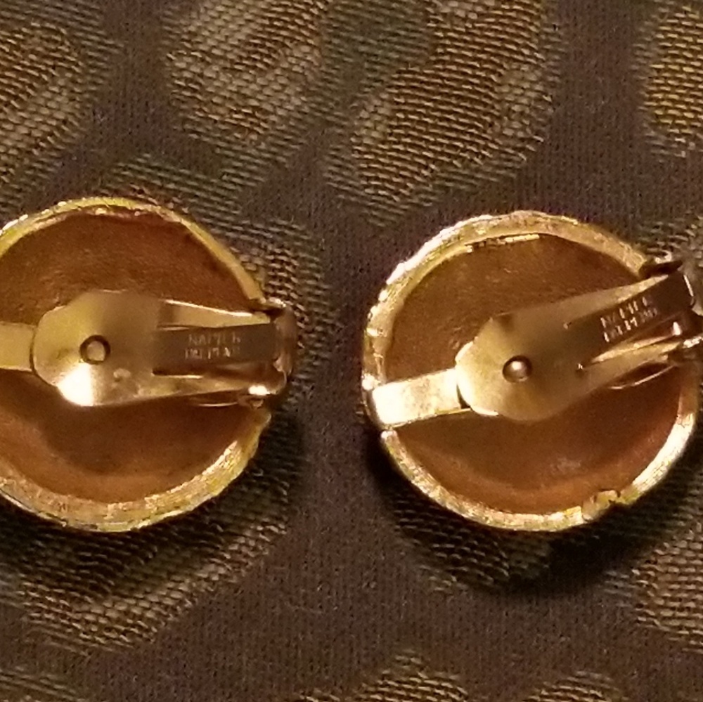 Vintage Goldtone Napier Clip Earrings approx 1" - Picture 2 of 4